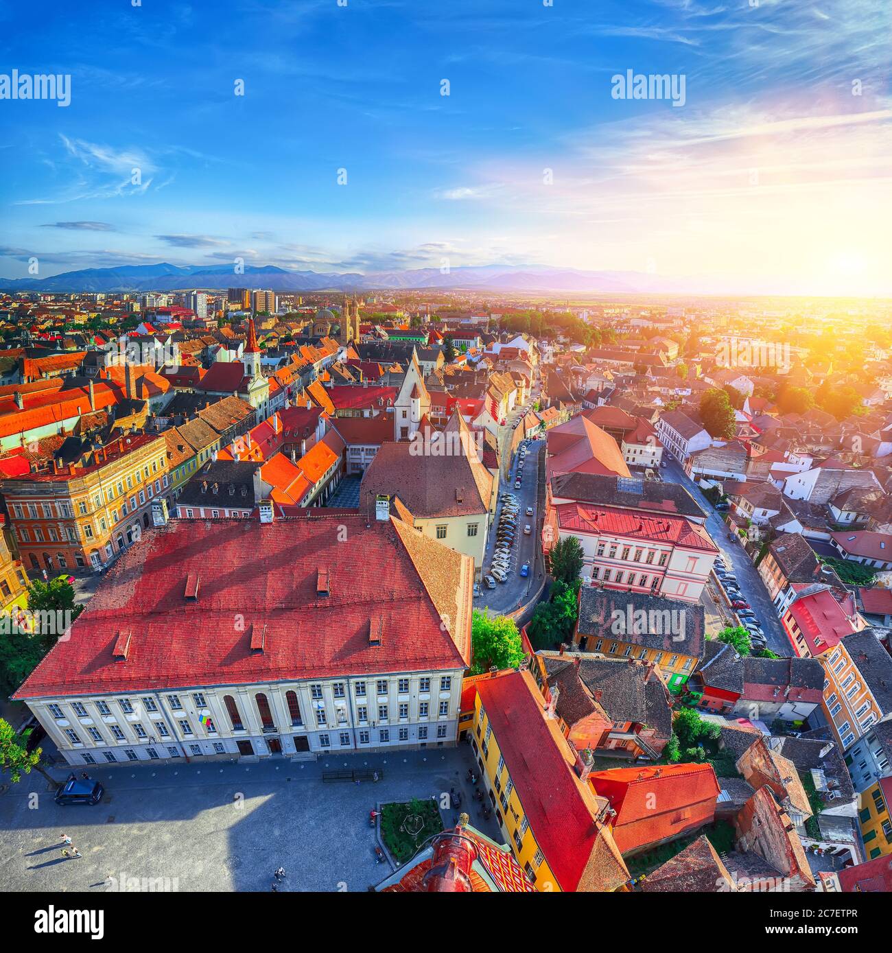 Città vecchia di Sibiu vista dal campanile della cattedrale, vista con Piazza Huat in primo piano. Paesaggio urbano aereo della città di Sibiu. Scena mattutina impressionante o Foto Stock