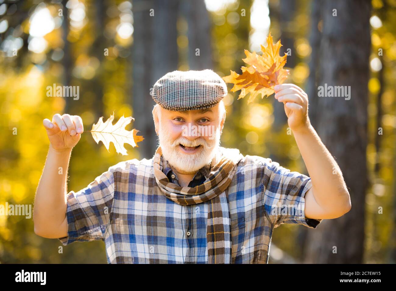 Concetto di ritiro di libertà. I cittadini anziani passeggiano in un parco in autunno. Ritratto di felice anziano nel parco in autunno. Ritratto di bello vecchio Foto Stock