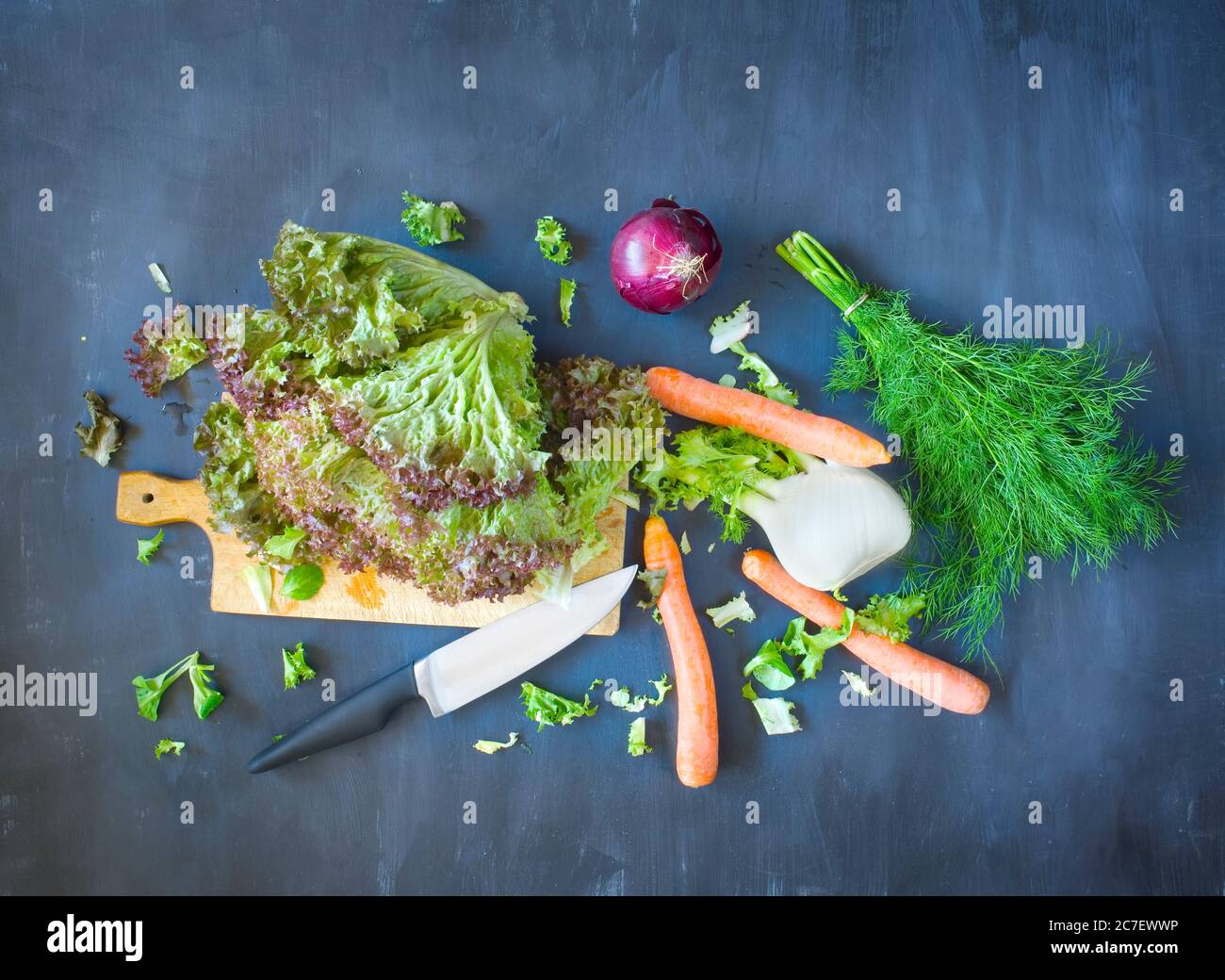 preparazione insalata, lattuga, carote, erbe, piatto, nutrizione sana, buona copia spazio Foto Stock