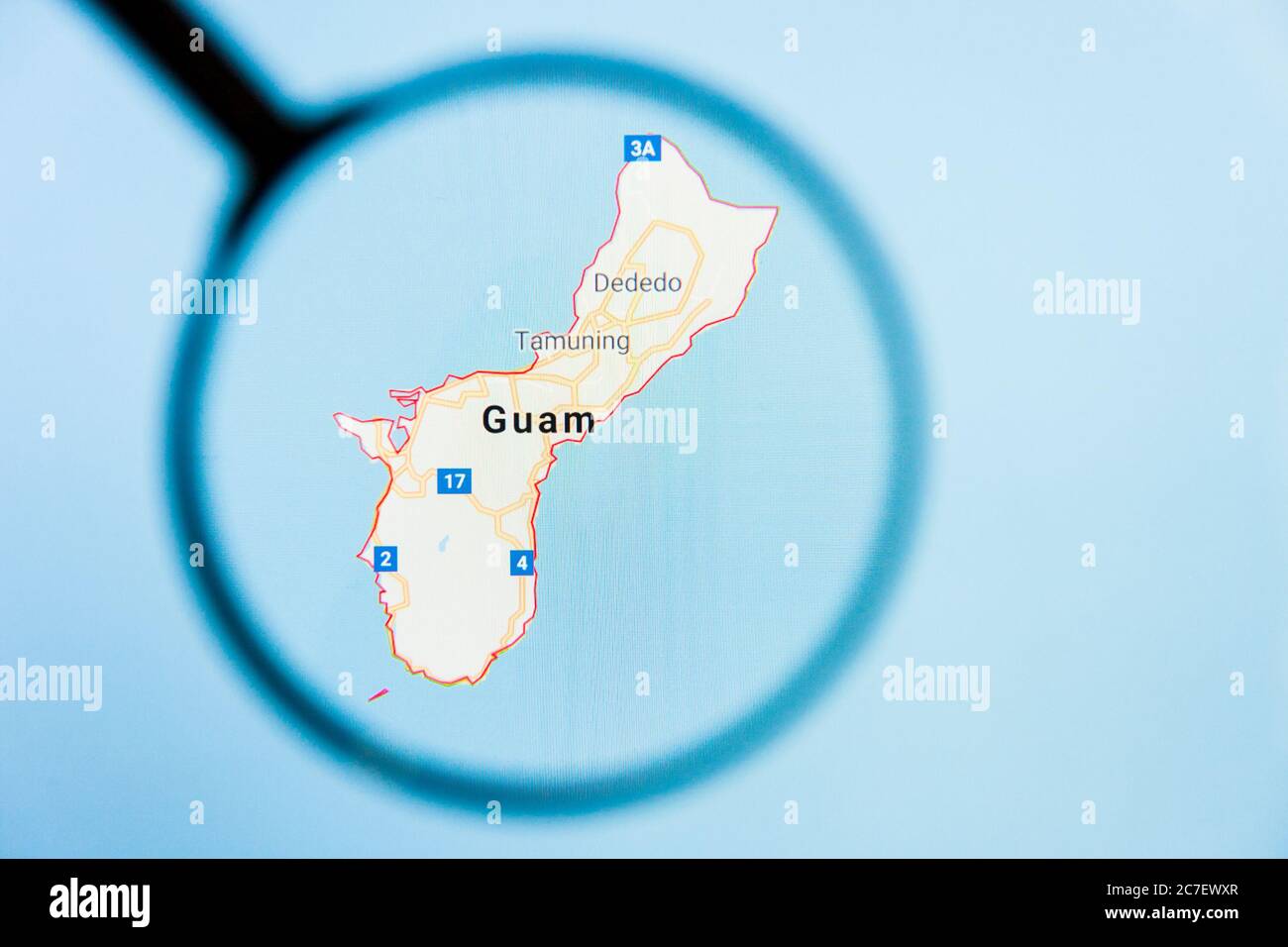 Los Angeles, California, USA - 15 Marzo 2019: Guam, GU Stato dell'America visualizzazione concetto illustrativo sullo schermo del display attraverso lente di ingrandimento Foto Stock