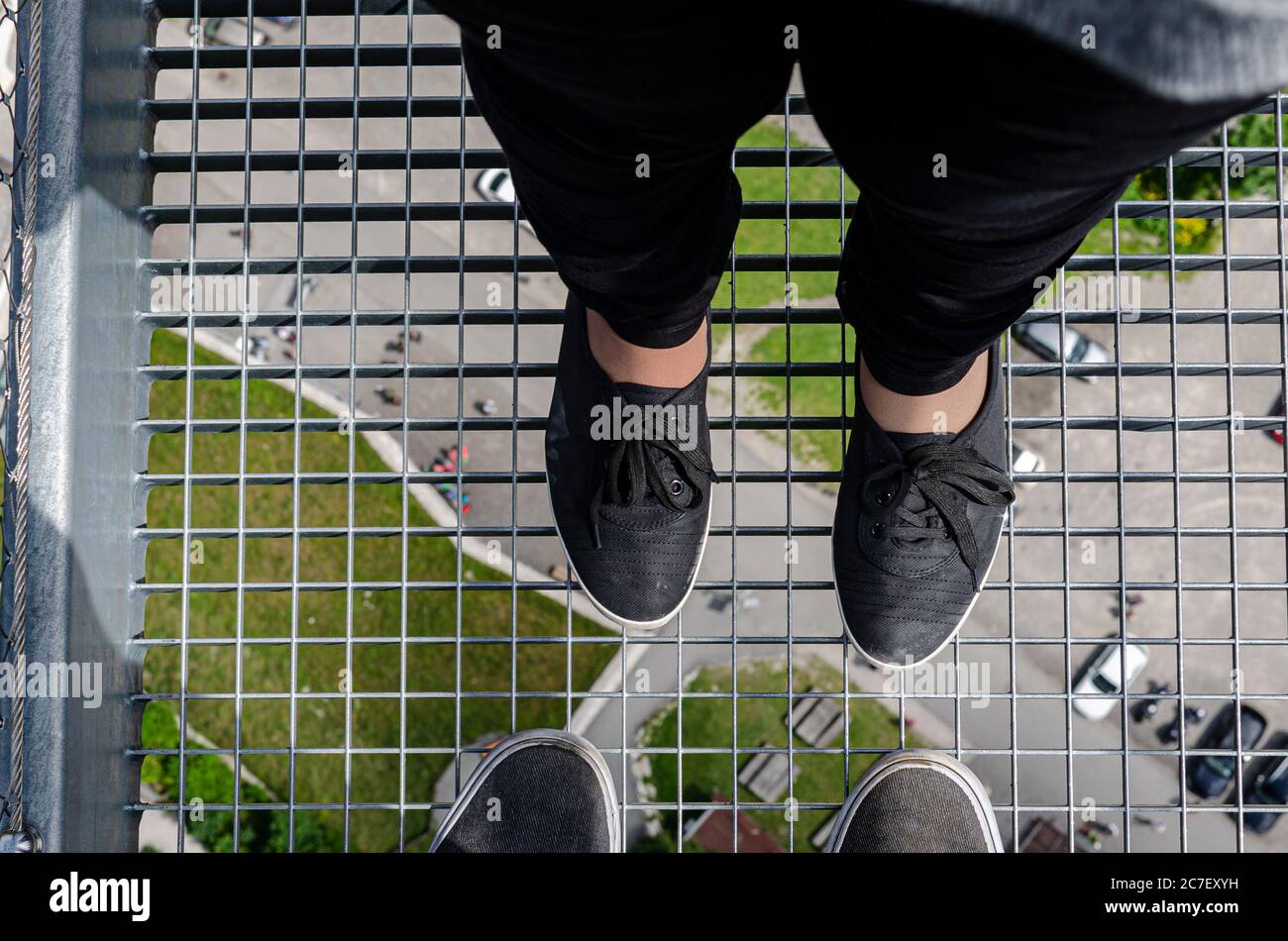 persone che guardano giù dal ponte Foto Stock