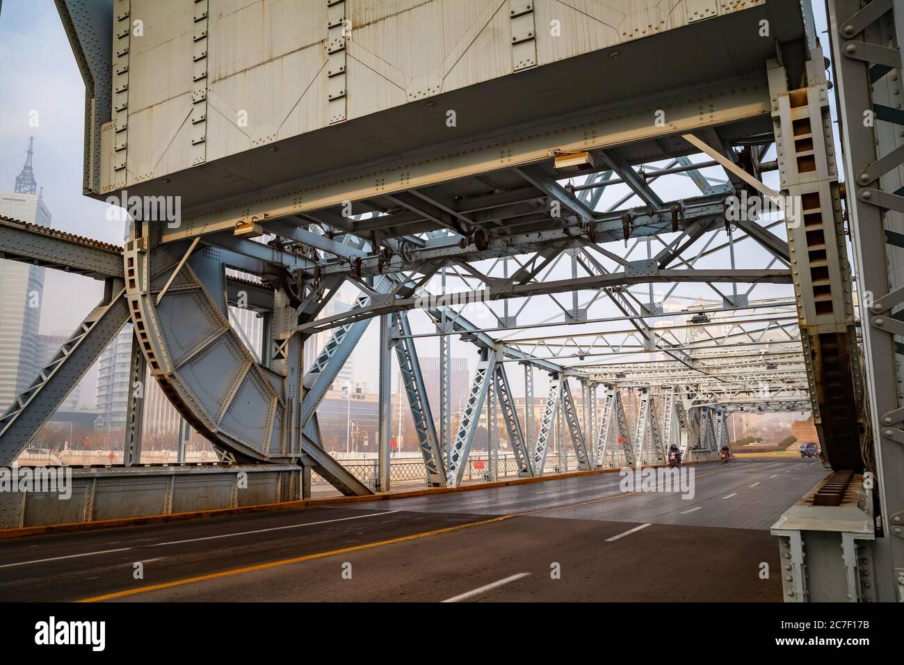 Tianjin, Cina - Gen 16 2020: Il Ponte della Liberazione (Jiefang) costruito nel 1927 si trova di fronte alla stazione di Tianjin, attraversa il fiume Haihe, ed è anche noto Foto Stock