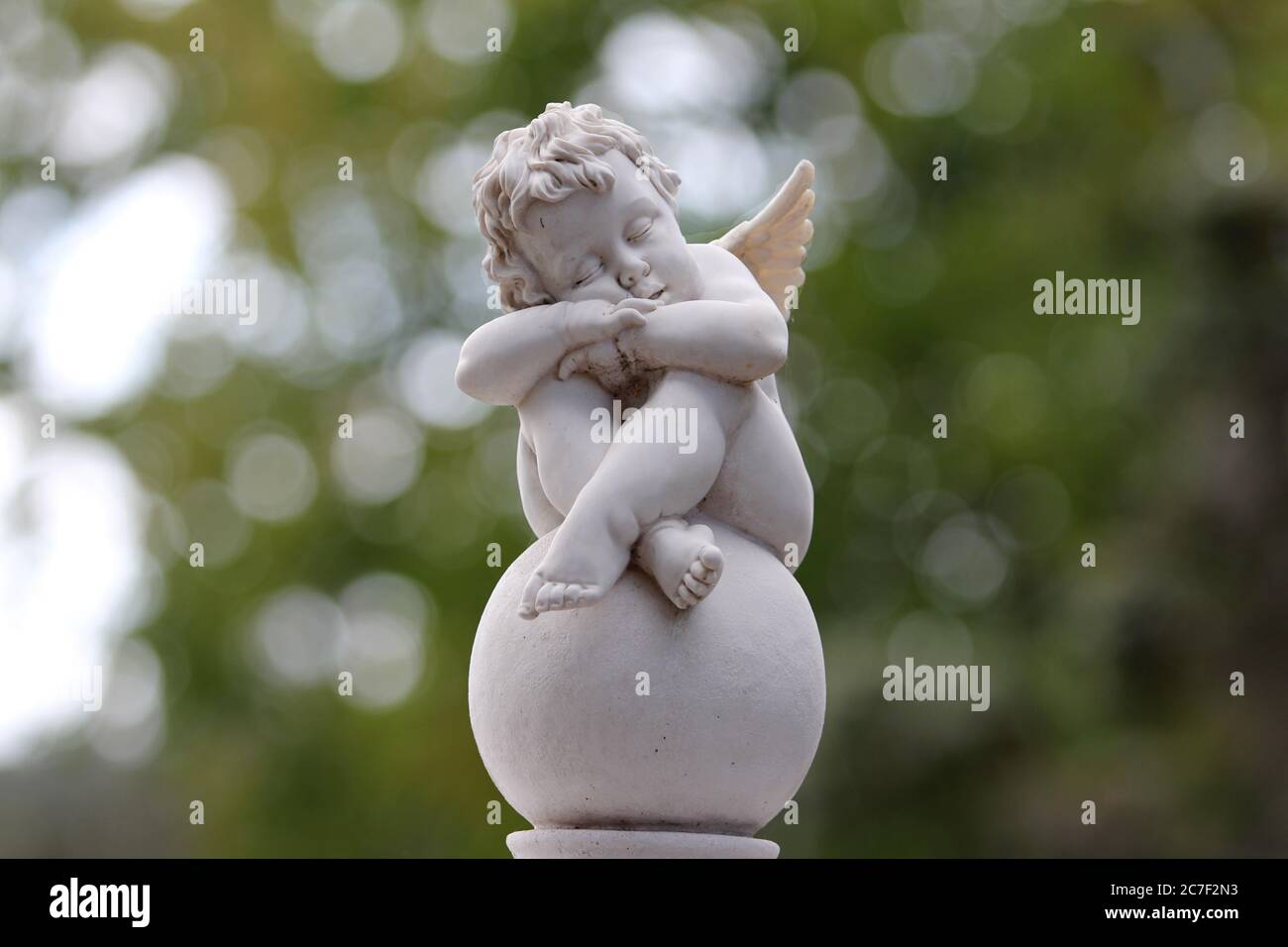 Primo piano di un piccolo angelo che riposa accanto a un complotto In uno dei più grandi cimiteri pubblici di Auckland Foto Stock