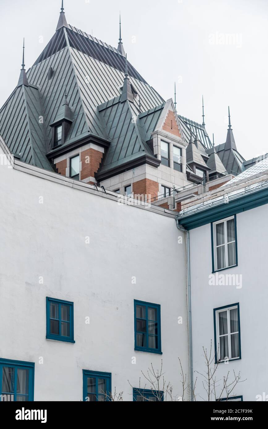 Vecchi edifici nella città vecchia di Quebec giorno coperto d'inverno Foto Stock