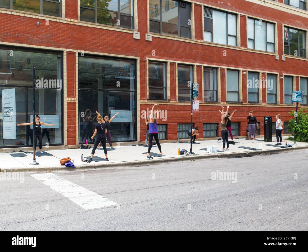 Lezione di esercizio all'aperto con divaricamento sociale. Bucktown Neighborhood, Chicago, Illinois. Foto Stock