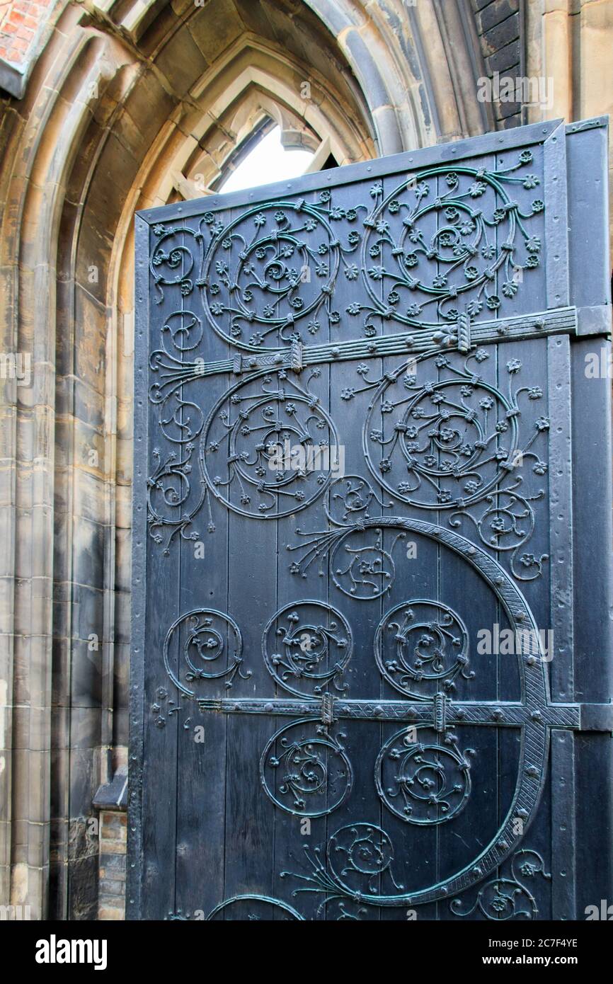 Immagine verticale di una vecchia porta con bellissimi motivi in chiesa gotica revival di st. Nicolas ad Amburgo Foto Stock