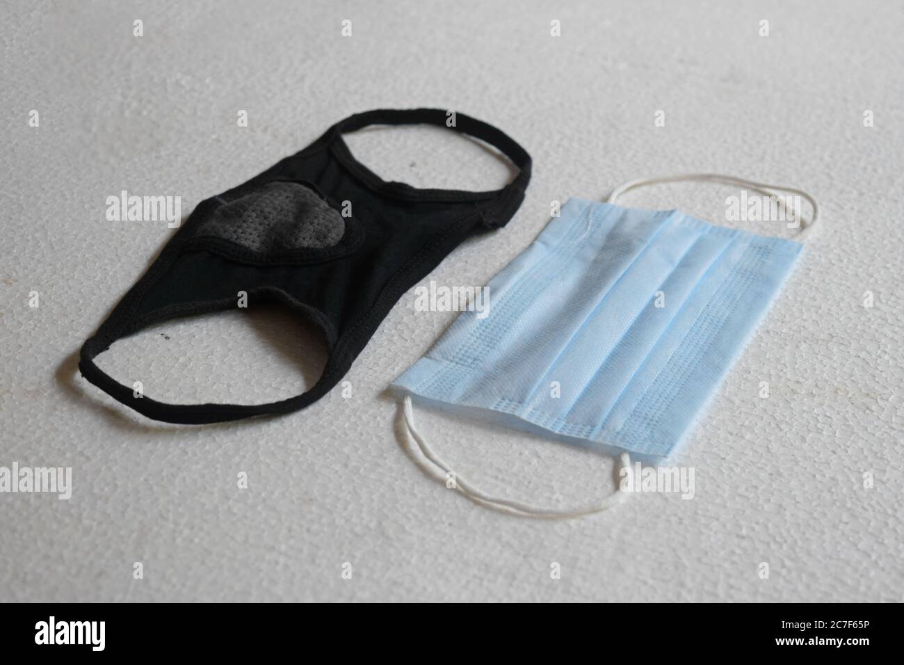 Maschera medica blu cielo e nero su sfondo bianco. Foto Stock