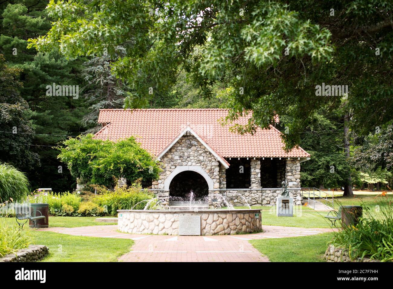 Il padiglione e la fontana in pietra di Greeley Park su Concord Street a Nashua, New Hampshire, USA. Foto Stock