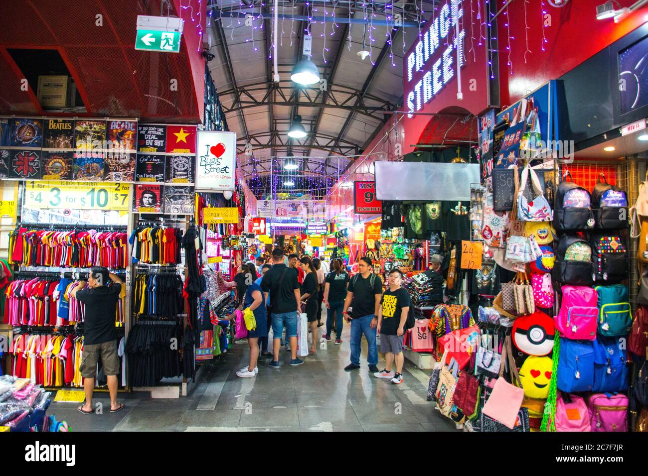 I turisti e i locali in bugis street market,più grande mercato di Singapore,bugis,Singapore,mercato cinese,Singapore shopping,PRADEEP SUBRAMANIAN Foto Stock