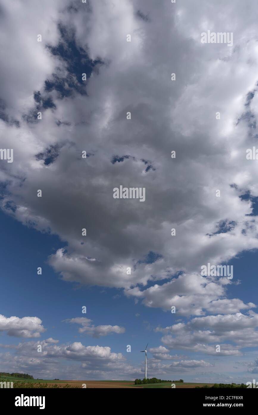 Cielo nuvoloso, paesaggio con turbina eolica, Karsberg, alta Franconia, Baviera, Germania Foto Stock