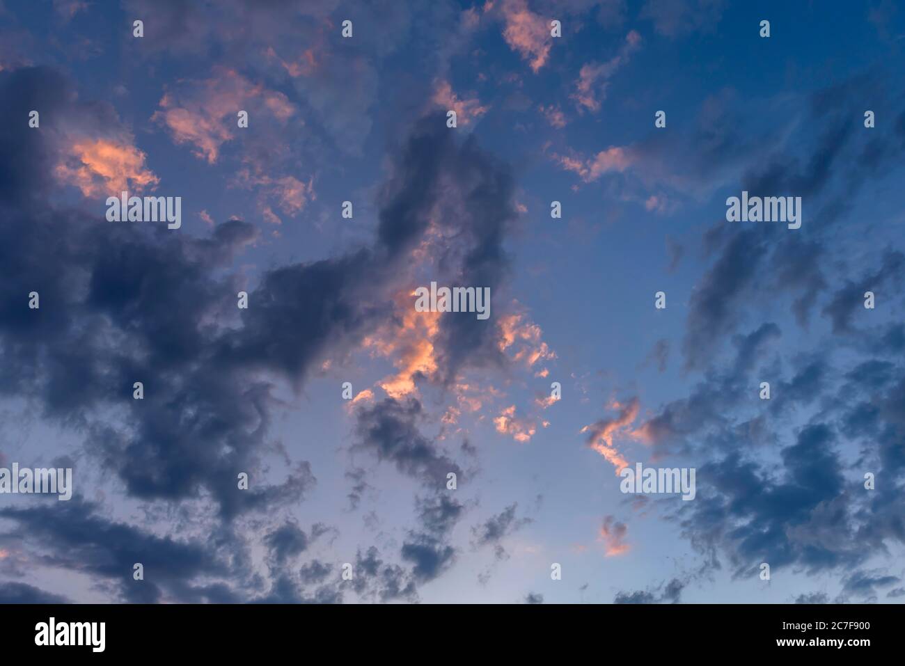 Nuvole nel cielo serale, Baviera, Germania Foto Stock