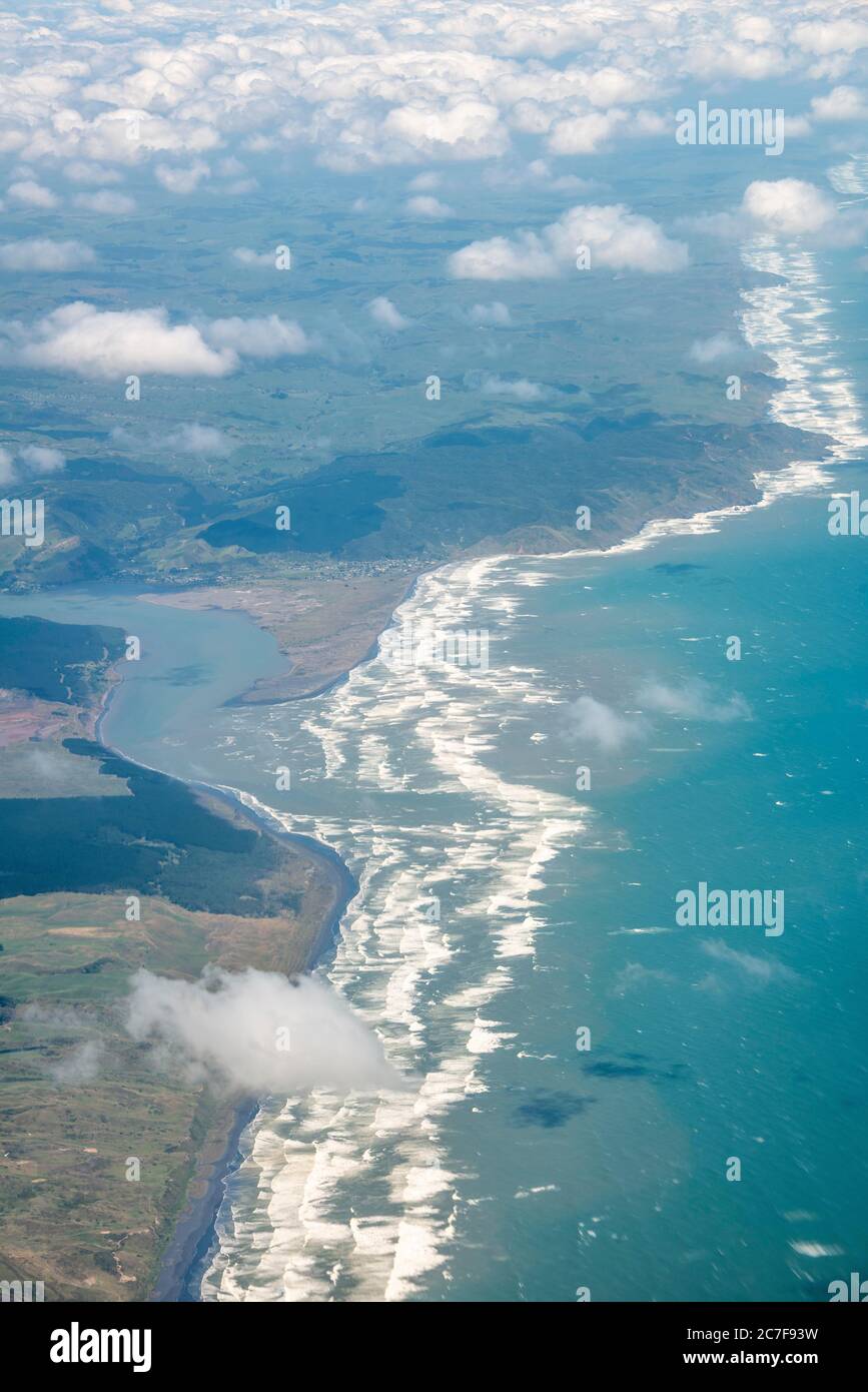 Costa con nuvole di pecore, vista aerea, Costa Ovest, Isola del Nord, Nuova Zelanda Foto Stock