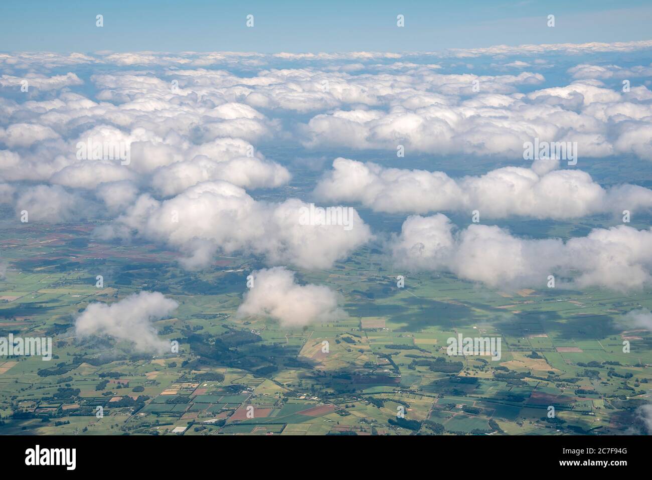 Vista delle nuvole e dei campi di pecore, vista aerea, Isola del Nord, Nuova Zelanda Foto Stock