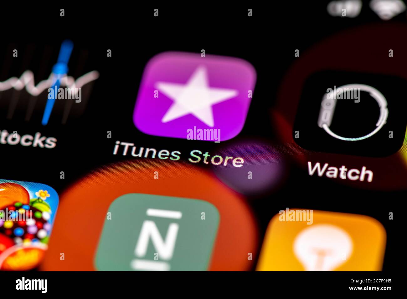 ITunes Store, icone delle app sul display di un telefono cellulare, iPhone, smartphone, primo piano Foto Stock