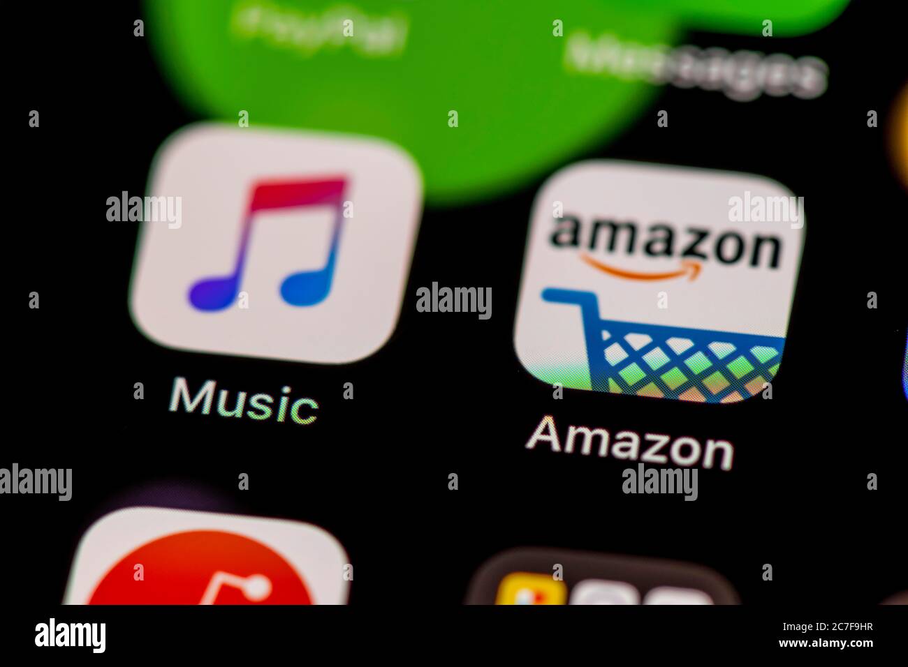 Icona Apple Music e Amazon, icone delle app sul display di un telefono cellulare, iPhone, smartphone, primo piano Foto Stock