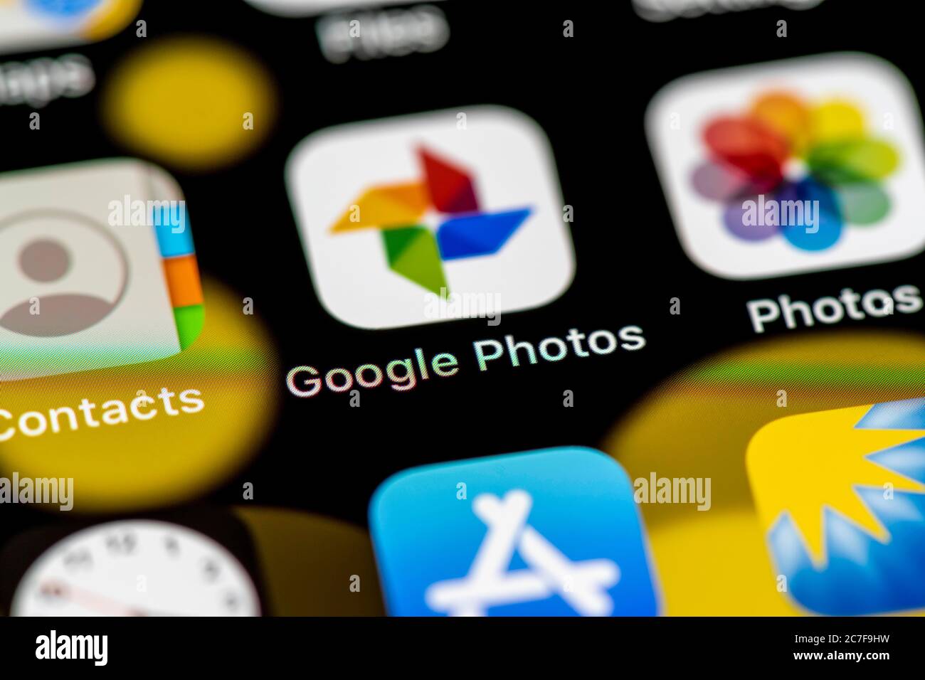 Icona Google Foto e Apple Foto, icone delle applicazioni sul display di un telefono cellulare, iPhone, smartphone, primo piano Foto Stock