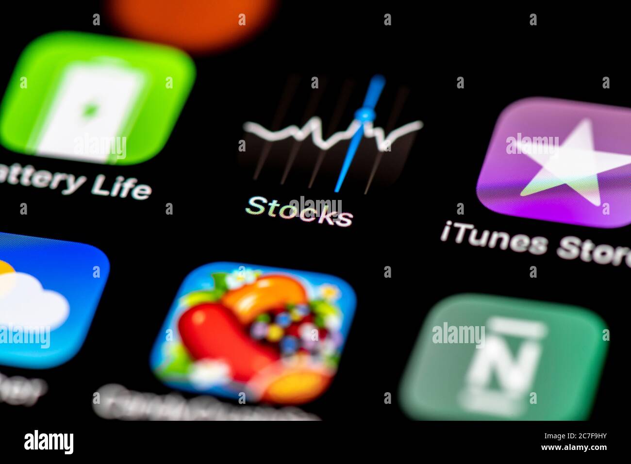 Azioni, icone delle applicazioni sul display di un telefono cellulare, iPhone, smartphone, primo piano Foto Stock