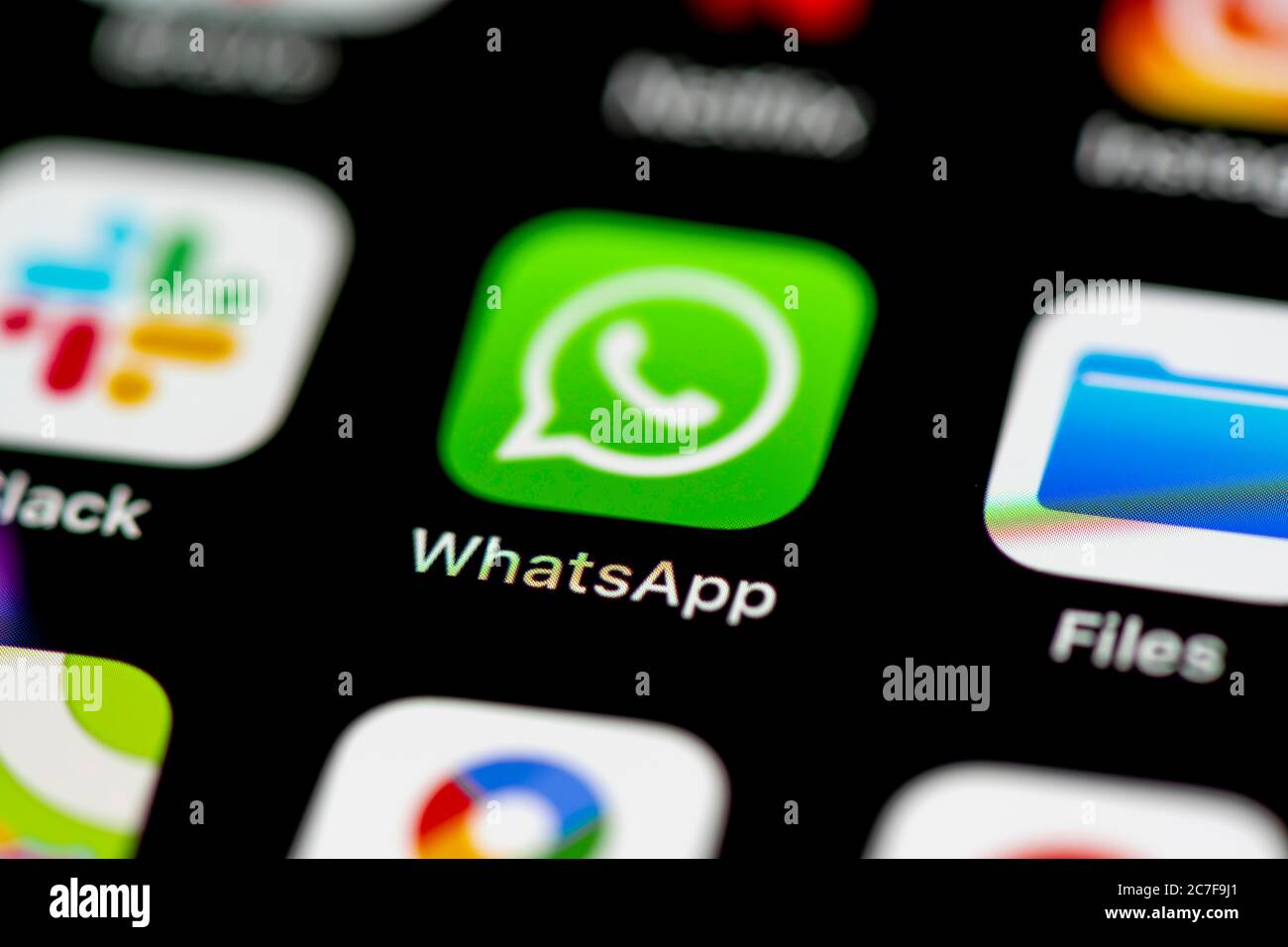 Icona WhatsApp, applicazione Messenger, icone delle app sul display di un telefono cellulare, iPhone, smartphone, primo piano Foto Stock