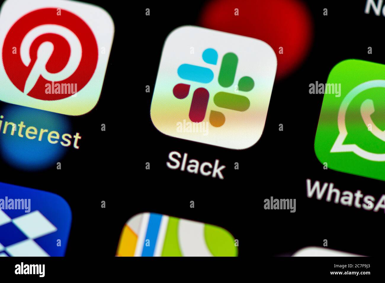 Icona Slack, app per la produttività, icone delle app sul display di un telefono cellulare, iPhone, smartphone, primo piano Foto Stock