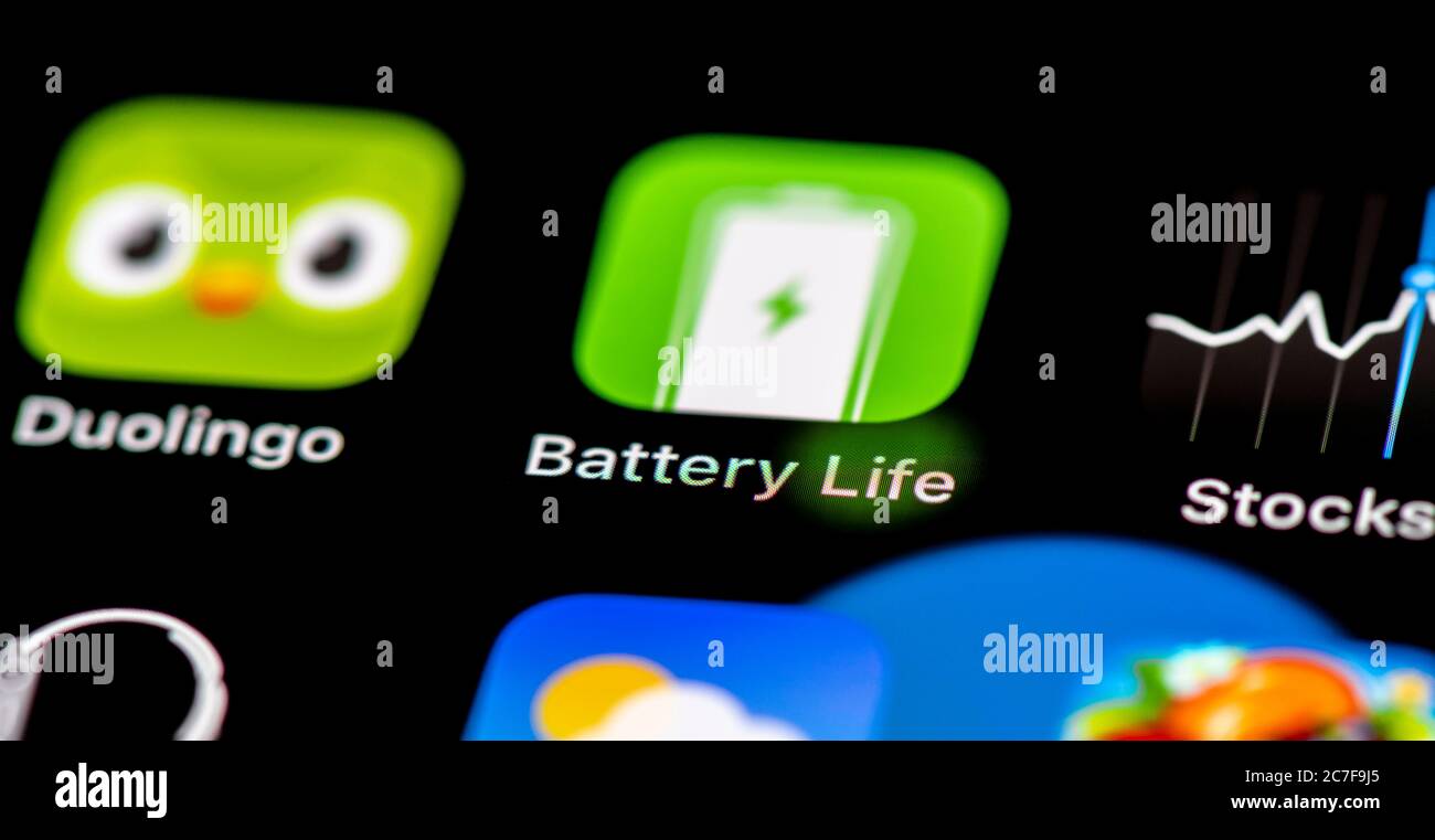 Durata della batteria, controllo dello stato della batteria, icone delle app sul display di un telefono cellulare, iPhone, smartphone, primo piano Foto Stock