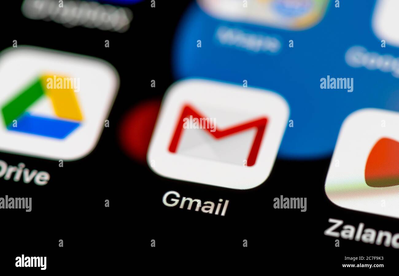 Icona Gmail, app e-mail, icone delle app sul display di un telefono cellulare, iPhone, smartphone, primo piano Foto Stock
