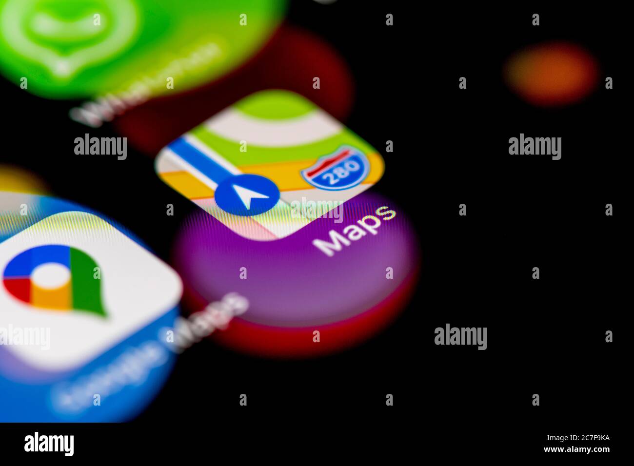 Icona Apple Maps, icone delle app sul display di un telefono cellulare, iPhone, smartphone, primo piano Foto Stock