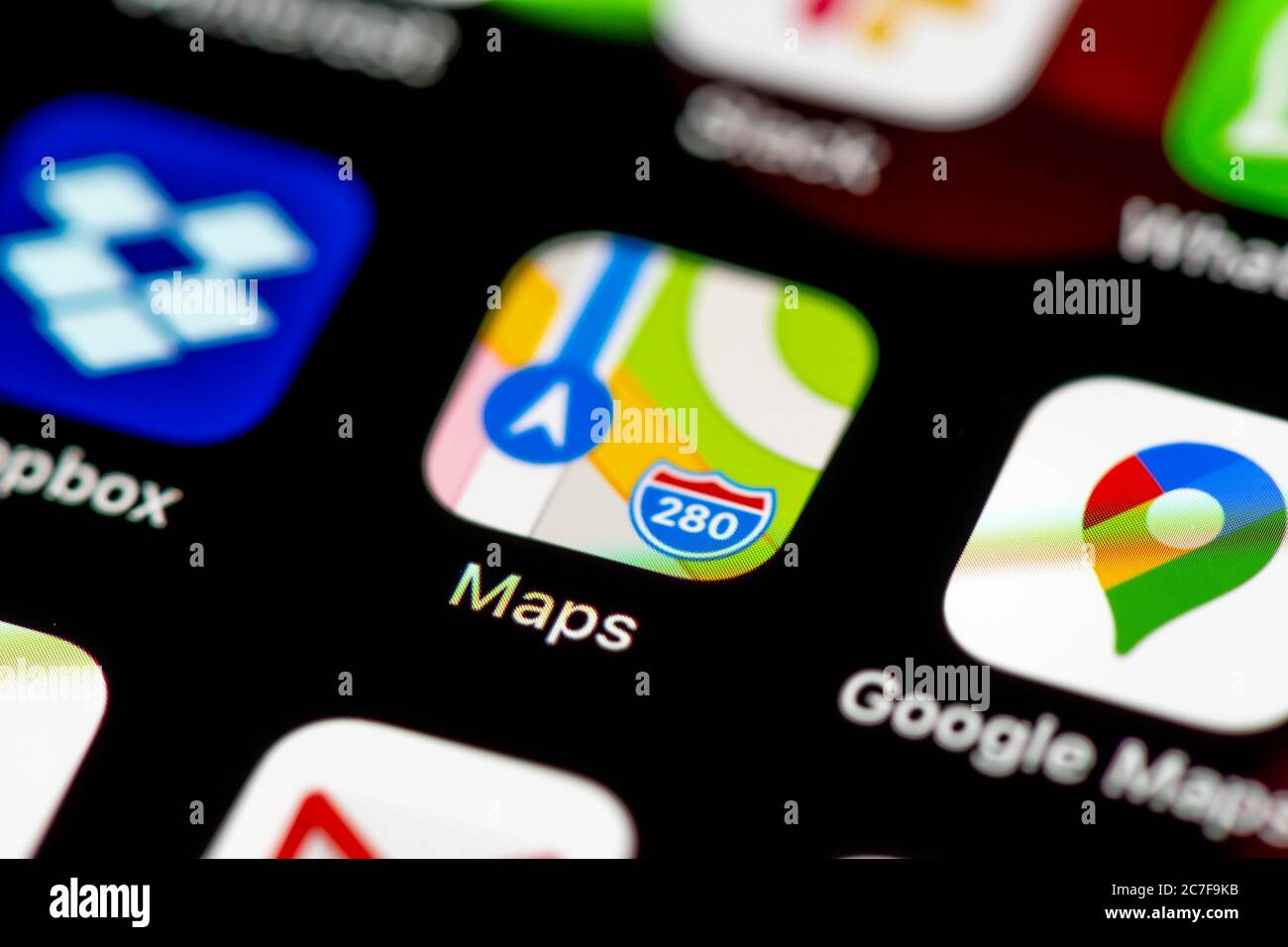 Apple Maps e Google Maps, icone delle app sul display di un telefono cellulare, iPhone, smartphone, primo piano Foto Stock
