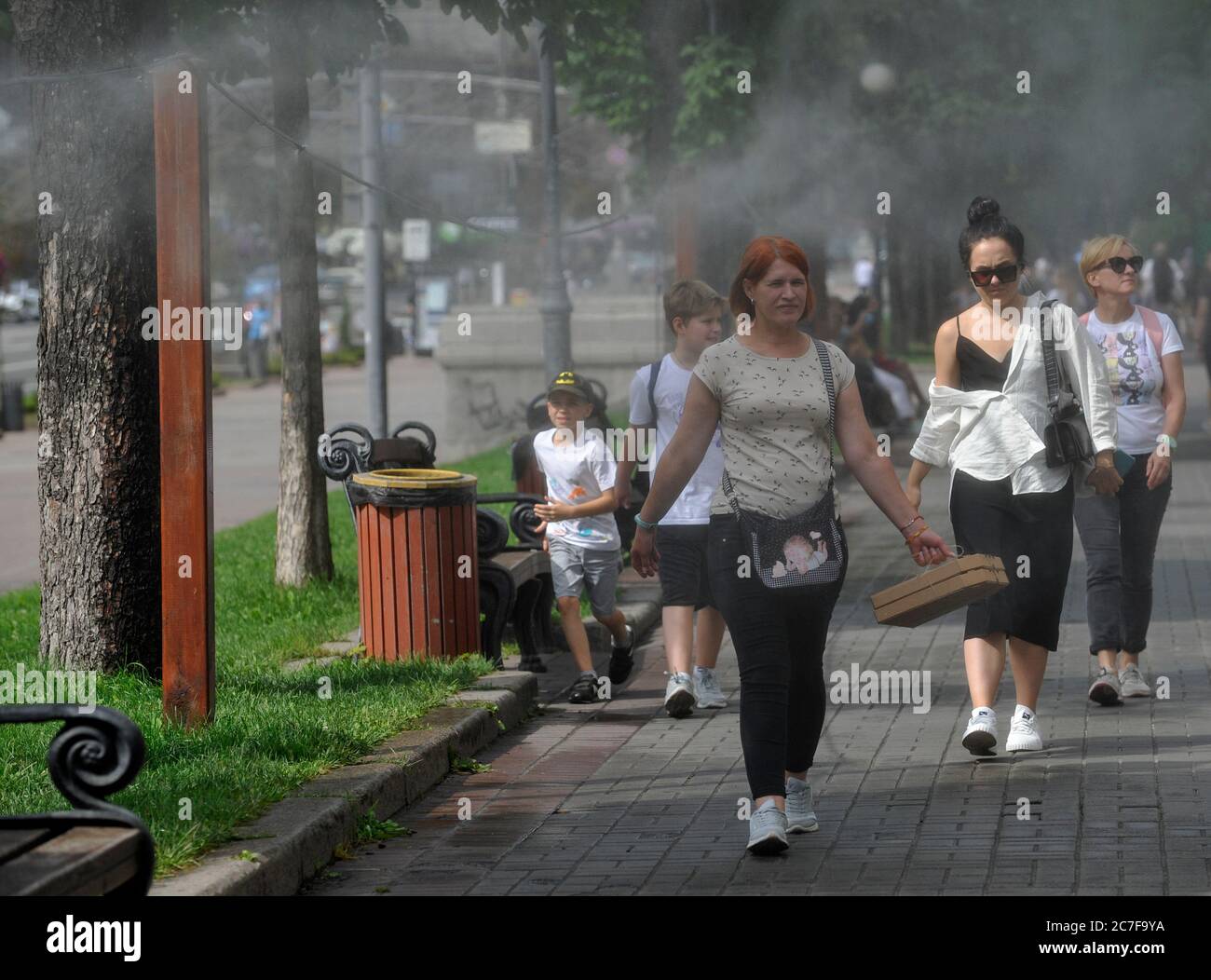 Kiev, Ucraina. 16 luglio 2020. Persone che camminano lungo la strada senza maschere facciali durante la crisi del coronavirus.nel corso degli ultimi giorni 848 nuovi casi di infezione da coronavirus sono stati rilevati in Ucraina. In generale, dall'inizio della pandemia, nel paese si sono verificati 56,455 casi infetti, 28,931 dei quali si sono ripresi e 1,445 sono morti. Credit: SOPA Images Limited/Alamy Live News Foto Stock