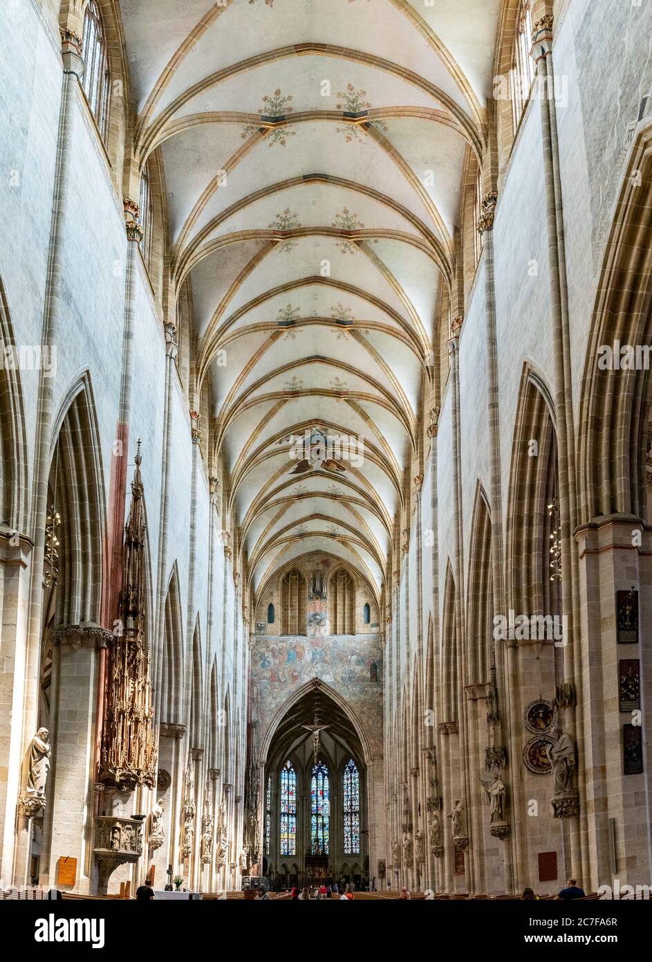 Ulm, BW / Germania - 14 luglio 2020: Vista della navata centrale, del coro e del pulpito nella cattedrale di Ulm Foto Stock