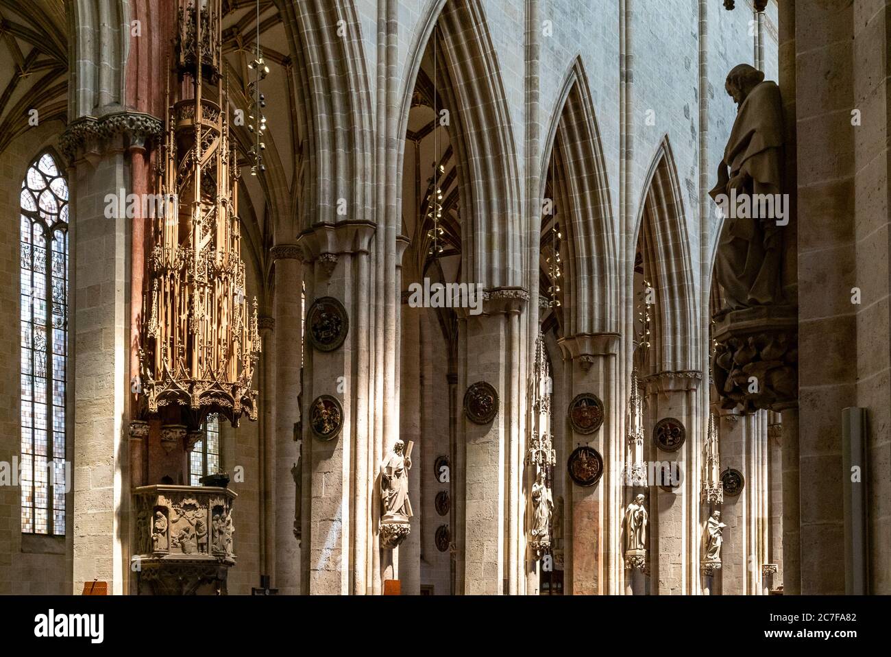 Ulm, BW / Germania - 14 luglio 2020: Vista del pulpito filigrano a navata centrale e navata centrale nella cattedrale di Ulm Foto Stock