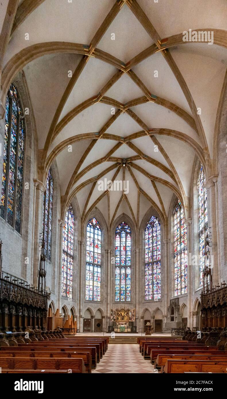 Ulm, BW / Germania - 14 luglio 2020: Vista del santuario e del coro nella cattedrale di Ulm Foto Stock