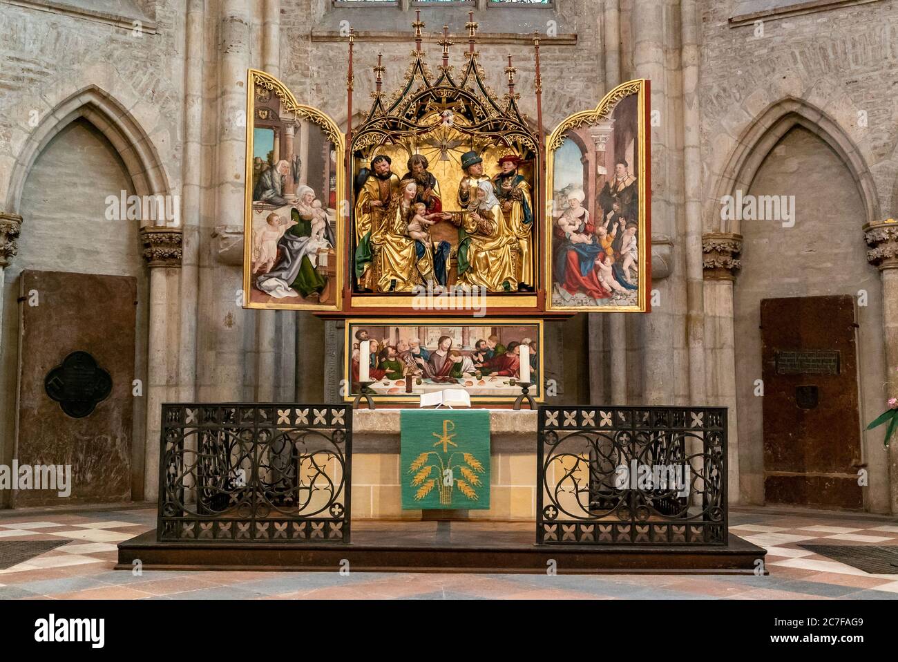 Ulm, BW / Germania - 14 luglio 2020: Vista dell'altare maggiore nella cattedrale di Ulm creato b Martin Schaffner nel 1521 Foto Stock