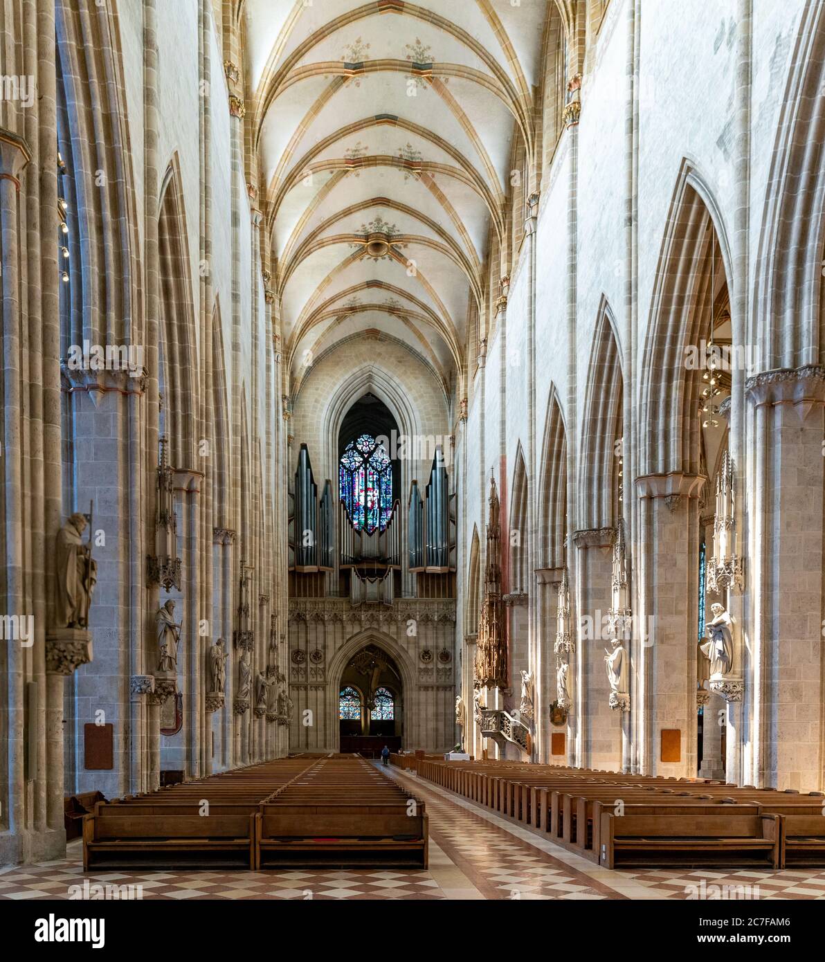 Ulm, BW / Germania - 14 luglio 2020: Vista della navata centrale e dell'estremità occidentale con organo nella cattedrale di Ulm Foto Stock