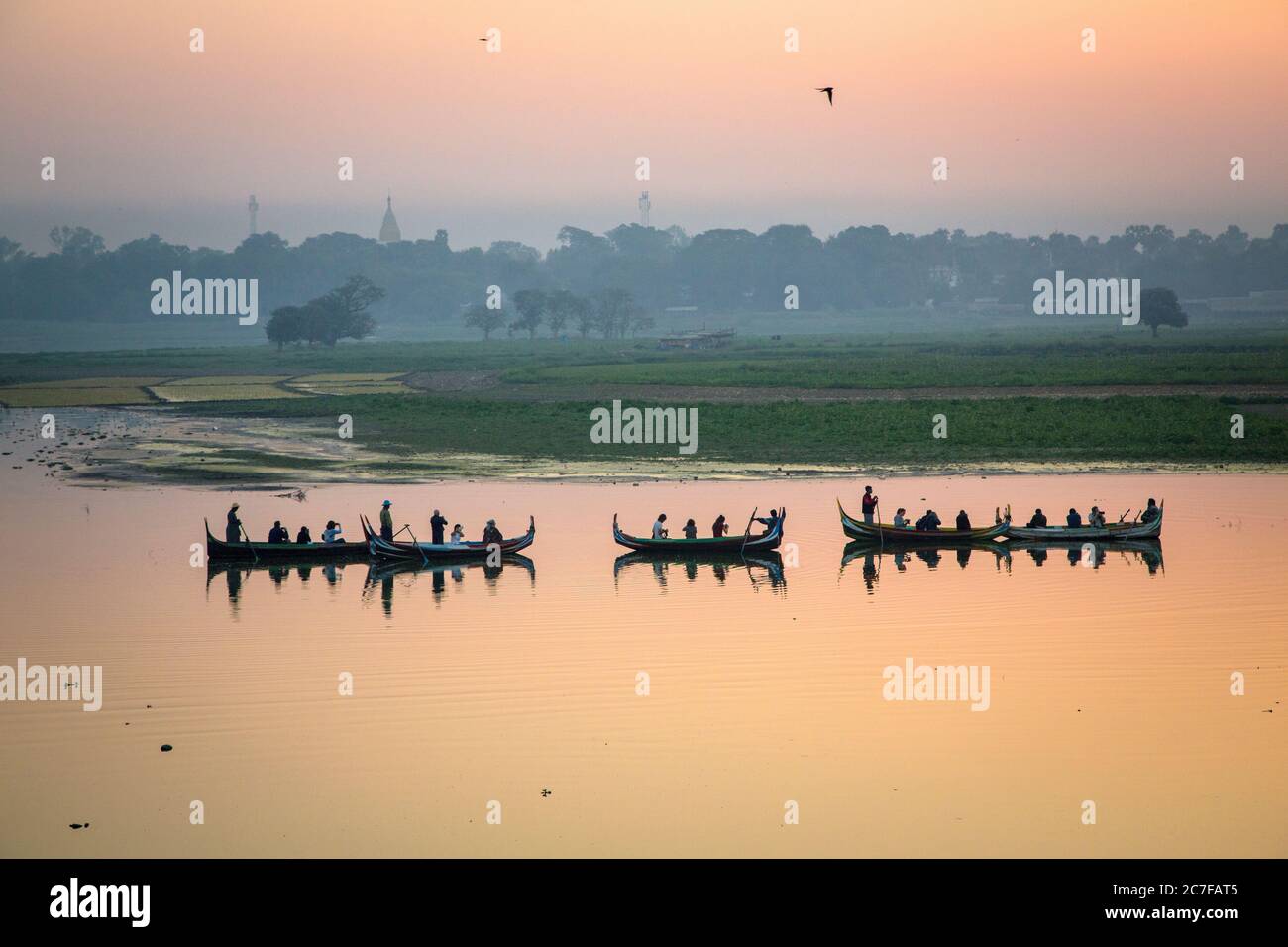 Barche a remi sul lago Taungthaman ad Amarapura, Myanmar Foto Stock