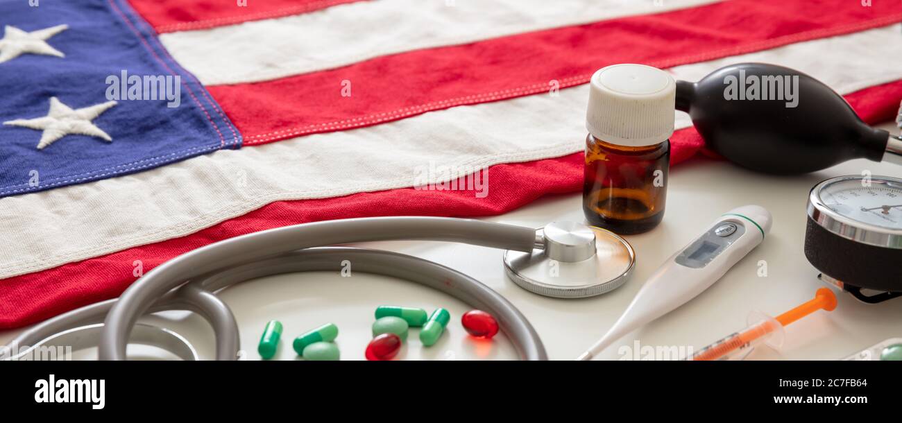 USA sanità. Apparecchiature mediche, medicina e bandiera degli Stati Uniti d'America, vista della closeup. Farmacologia americana, concetto farmaceutico Foto Stock