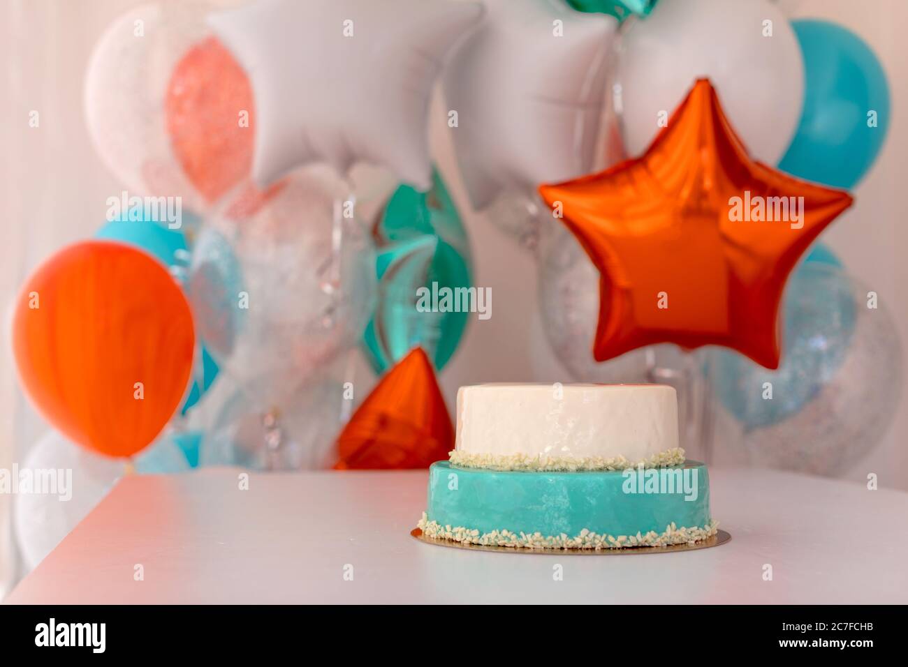 Torta di compleanno sul tavolo a casa Foto Stock