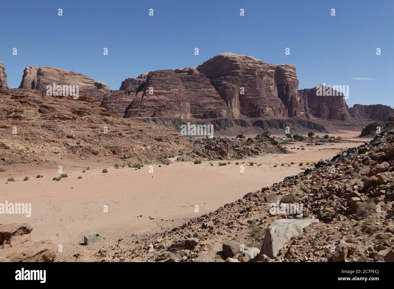 Paesaggio deserto di sabbia rossa. Fotografato a Wadi Rum, Giordania nel mese di marzo Foto Stock