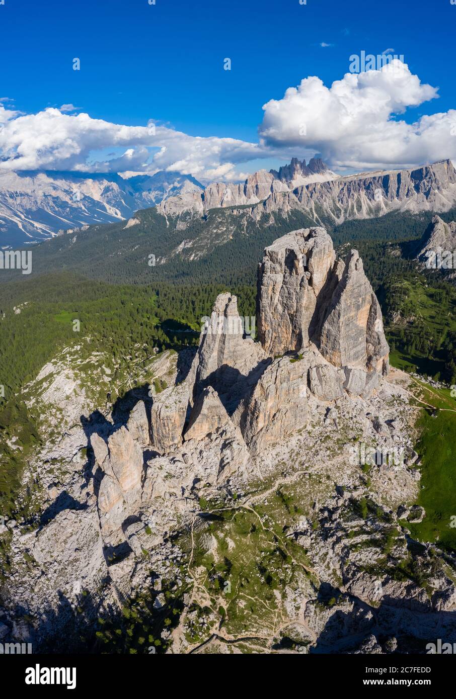 Vista aerea delle cinque Torri dall'alto al tramonto. Cortina d'Ampezzo, provincia Belluno, Dolomiti, Veneto, Italia. Foto Stock