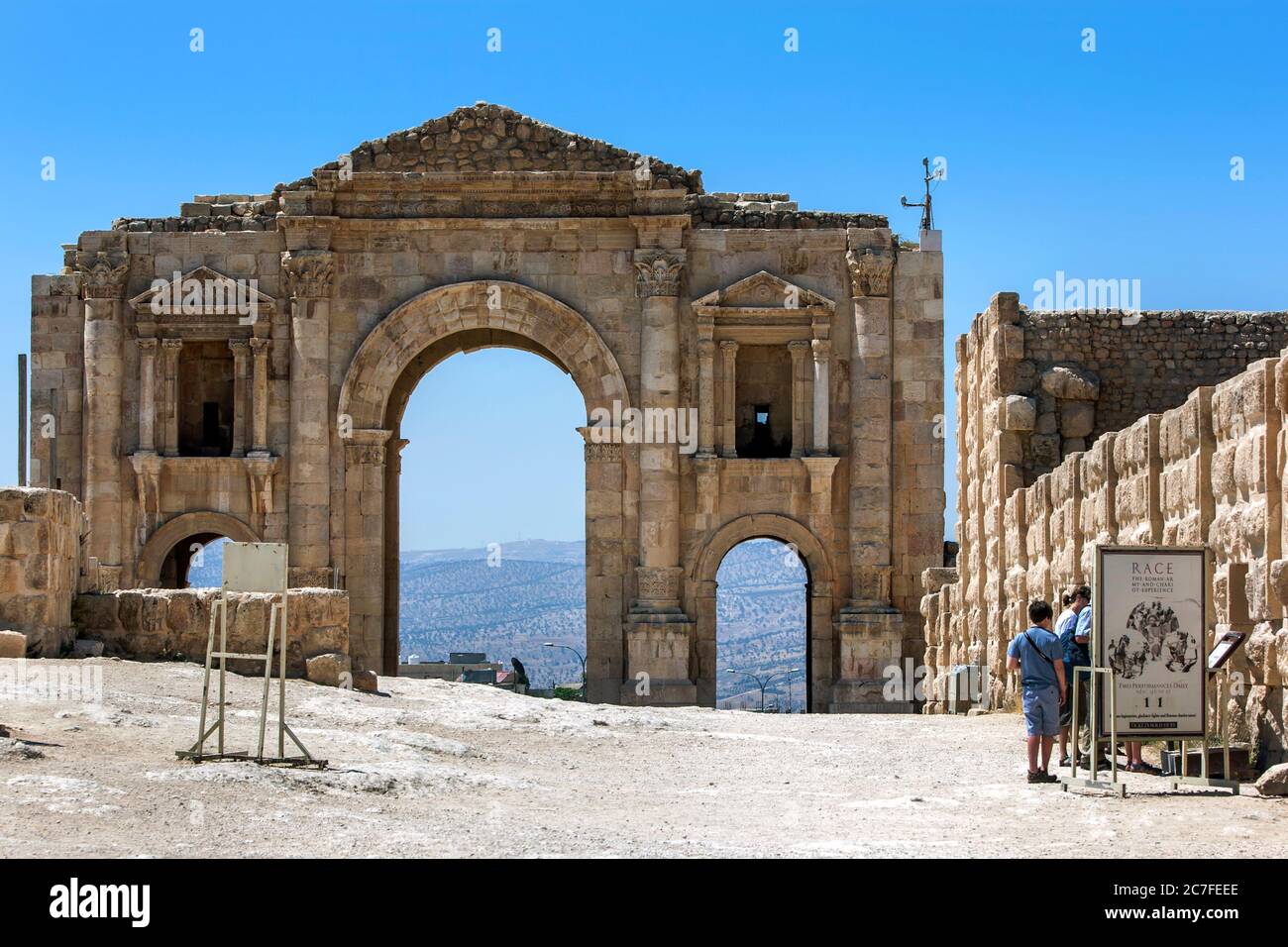 Le rovine dell'Arco di Adriano presso l'antica città di Jarash (Gerasa) in Giordania. Fu costruito per onorare la visita dell'Imperatore Adriano nel 129/130 d.C. Foto Stock