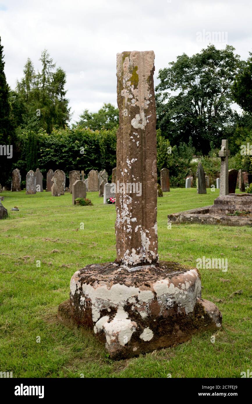 Resti di una vecchia croce in All Saints Churchyard, Sherbourne, Warwickshire, Inghilterra, Regno Unito Foto Stock