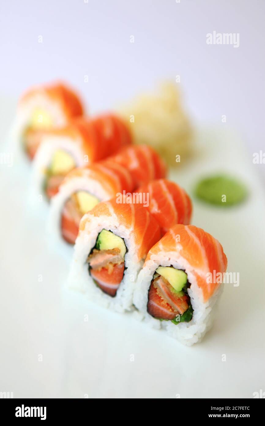 Il salmone dentro e fuori il sushi Foto Stock