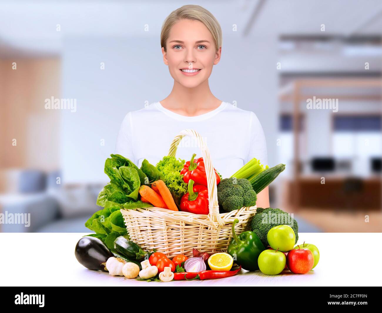 frutta e verdura e giovane donna sullo sfondo Foto Stock