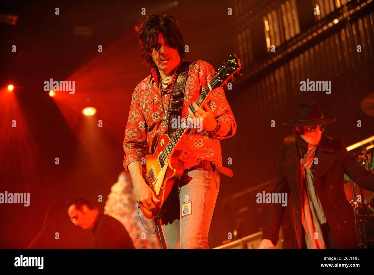 (L-R) Robert Deleo, Dean Deleo e il cantante Scott Weiland dei piloti del tempio di pietra si esibiscono al KROQ 2008 quasi un Natale acustico all'anfiteatro Gibson di Los Angeles. Credito: Jared Milgrim/l'accesso fotografico Foto Stock
