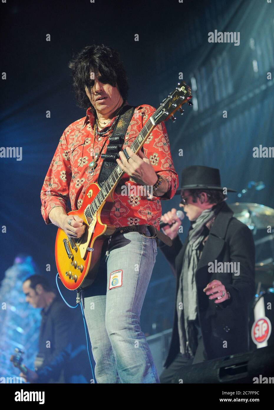 (L-R) Robert Deleo, Dean Deleo e il cantante Scott Weiland dei piloti del tempio di pietra si esibiscono al KROQ 2008 quasi un Natale acustico all'anfiteatro Gibson di Los Angeles. Credito: Jared Milgrim/l'accesso fotografico Foto Stock