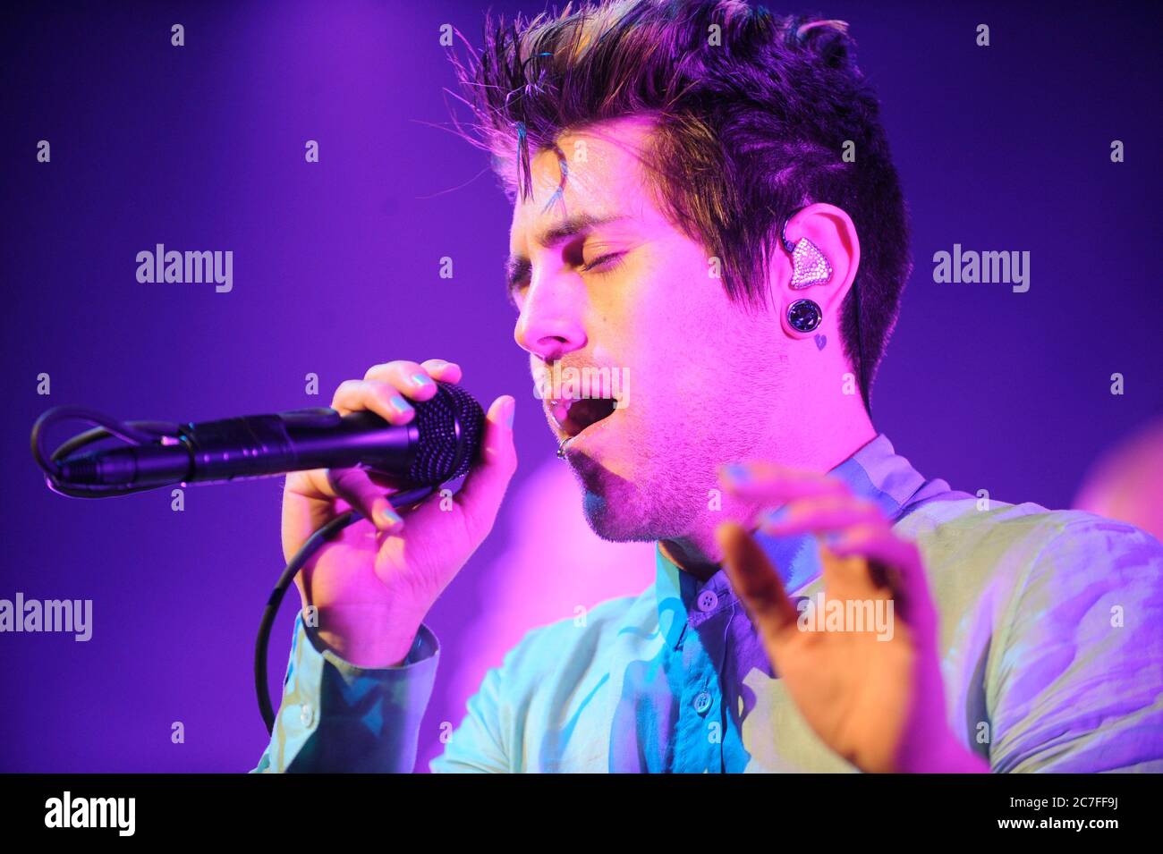 Davey Havok di AFI si esibisce al KROQ Almost Acoustic Christmas 2008 presso il Gibson Amphitheatre di Los Angeles. Credito: Jared Milgrim/l'accesso fotografico Foto Stock