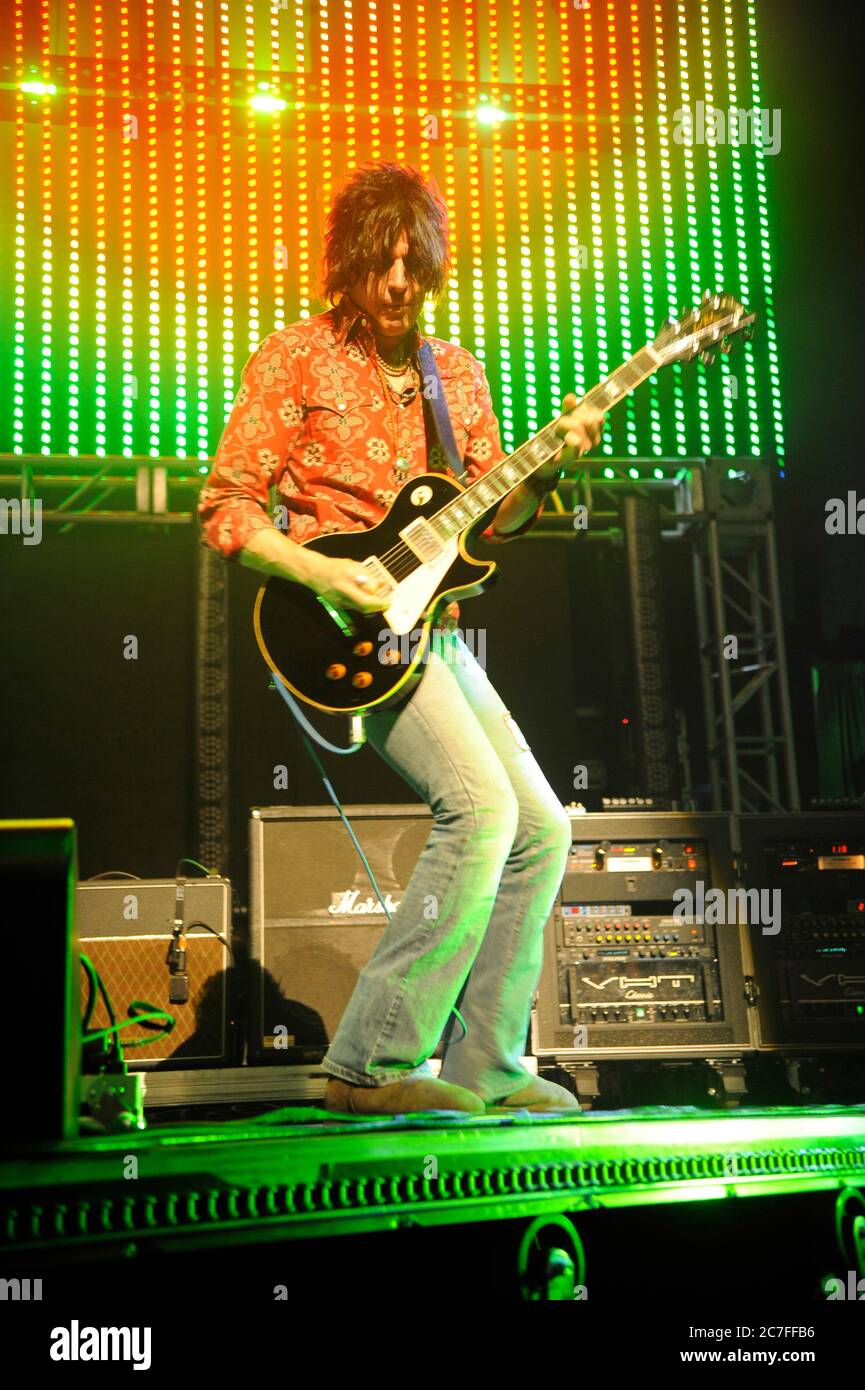 Dean Deleo of Stone Temple Pilots si esibisce al KROQ 2008 quasi Acoustic Christmas presso il Gibson Amphitheatre di Los Angeles. Credito: Jared Milgrim/l'accesso fotografico Foto Stock