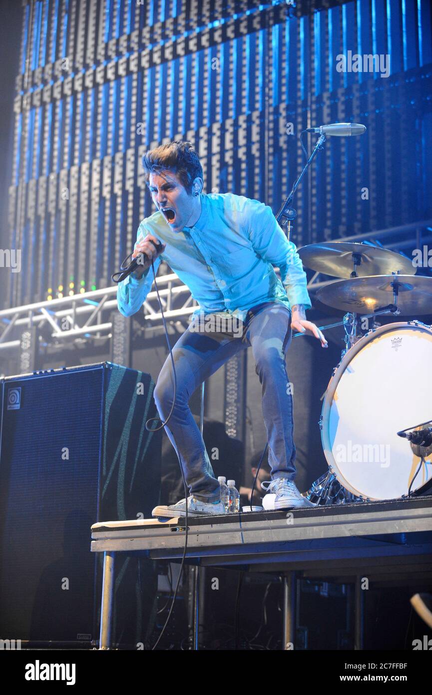 Davey Havok di AFI si esibisce al KROQ Almost Acoustic Christmas 2008 presso il Gibson Amphitheatre di Los Angeles. Credito: Jared Milgrim/l'accesso fotografico Foto Stock