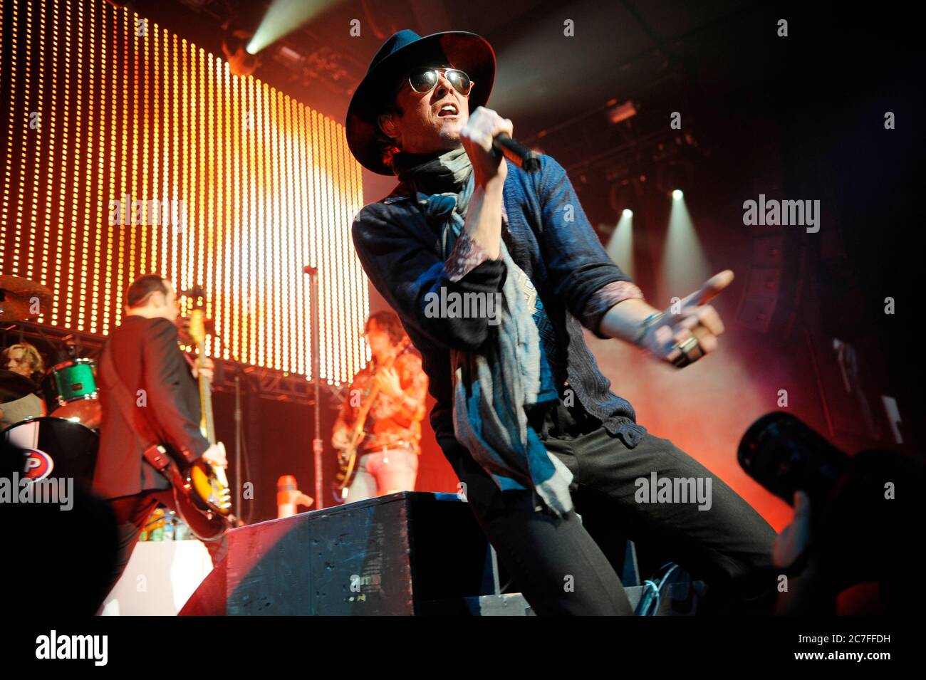 (L-R) Robert Deleo, Dean Deleo e il cantante Scott Weiland dei piloti del tempio di pietra si esibiscono al KROQ 2008 quasi un Natale acustico all'anfiteatro Gibson di Los Angeles. Credito: Jared Milgrim/l'accesso fotografico Foto Stock