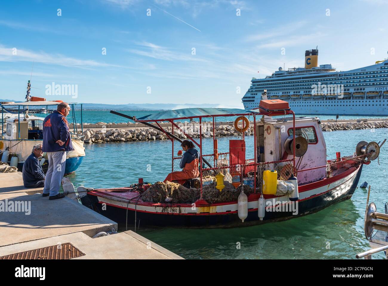 Katakolo, Grecia - 11 novembre 2019: Tipiche barche da pesca in legno ormeggiate nel porto di Katakolo (Olimpia), Grecia. I pescatori locali hanno un bel balcone Foto Stock