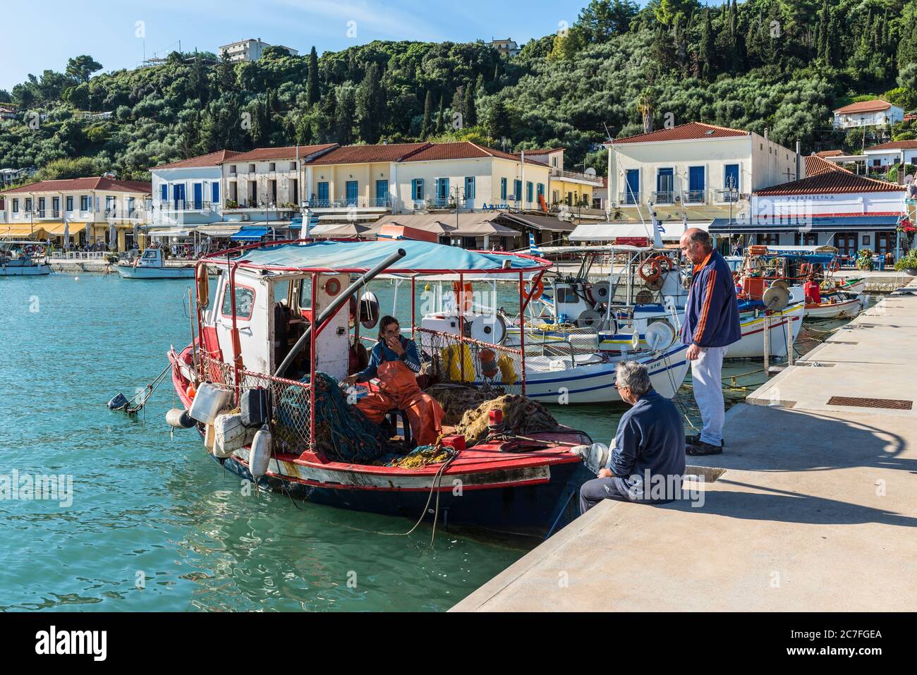 Katakolo, Grecia - 11 novembre 2019: Tipiche barche da pesca in legno ormeggiate nel porto di Katakolo (Olimpia), Grecia. I pescatori locali hanno un bel balcone Foto Stock
